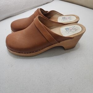 MAGUBA Cognac Leather Clogs